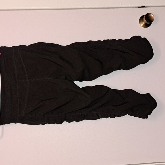 TUFF ATHLETICS CAPRIS with pockets and adjustable waist band - Picture 3 of 5